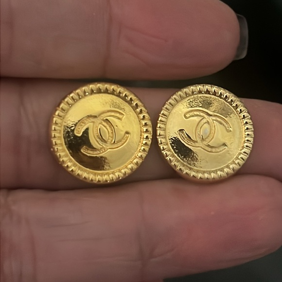 Auth. CHANEL Goldtone Buttons (Earrings) - Picture 6 of 9